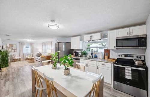 Zephyrhills Casa | Thrilling Skydive Haven: Modern, Cozy Retreat Near Tampa