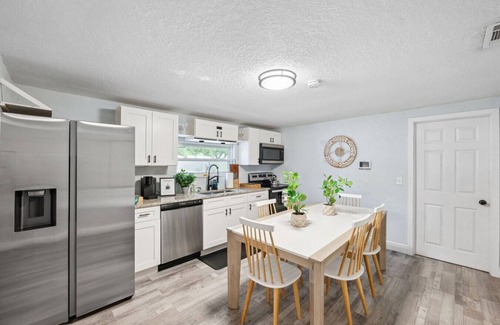 Zephyrhills Casa | Thrilling Skydive Haven: Modern, Cozy Retreat Near Tampa