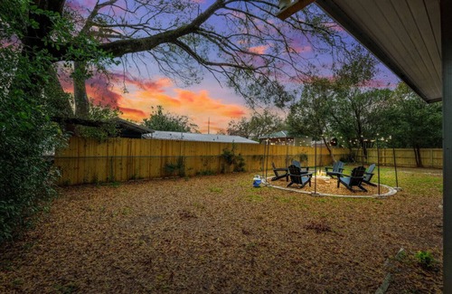 Zephyrhills Casa | Thrilling Skydive Haven: Modern, Cozy Retreat Near Tampa