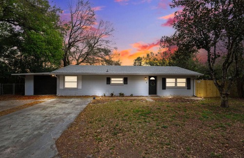 Zephyrhills Casa | Thrilling Skydive Haven: Modern, Cozy Retreat Near Tampa