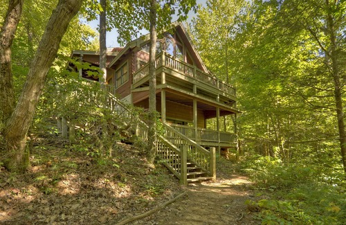 Walnut Mountain Cabina | Retiro acogedor y romántico con vistas a cascadas de 10 pies