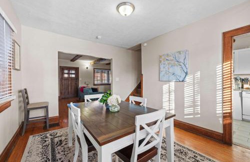 Clintonville Casa | Tibet Twins 1 Cozy Stay for 6