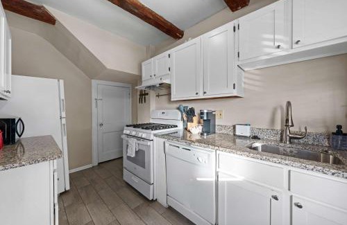 Clintonville Casa | Tibet Twins 1 Cozy Stay for 6