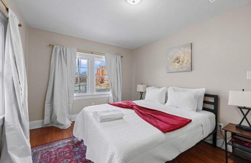 Clintonville Casa | Tibet Twins 1 Cozy Stay for 6