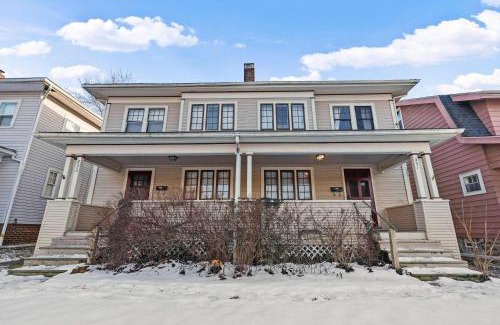 Clintonville Casa | Tibet Twins 1 Cozy Stay for 6