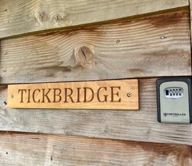 Lyonshall Otro | Tick Bridge cabin