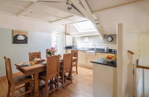 Kingsbridge Cabaña | Tickell Cottage - a cottage that sleeps 5 guests in 3 bedrooms