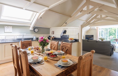 Kingsbridge Cabaña | Tickell Cottage - a cottage that sleeps 5 guests in 3 bedrooms