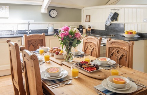 Kingsbridge Cabaña | Tickell Cottage - a cottage that sleeps 5 guests in 3 bedrooms