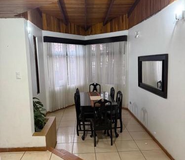Villa Bonita Cama Y Desayuno | Tico Airport B&B