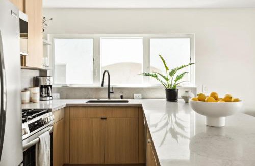 El Porto Apartamento | Tide House - Unit A - Modern Seaside 1BD w Parking