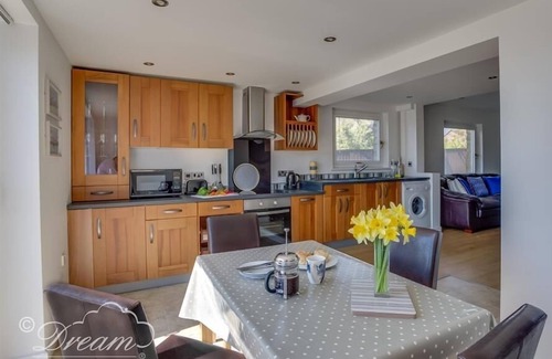 Weymouth Cabaña | Tides Corner