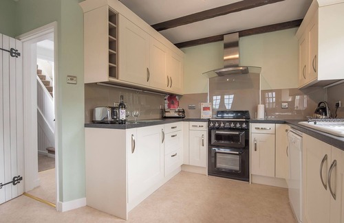 Dinas Cross Cabaña | Tides Reach, Holiday Cottage Cwm yr Eglwys, Sleeps 6, 3 bedrooms, bathrooms