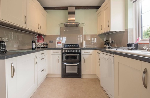 Dinas Cross Cabaña | Tides Reach, Holiday Cottage Cwm yr Eglwys, Sleeps 6, 3 bedrooms, bathrooms