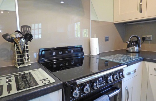 Dinas Cross Cabaña | Tides Reach, Holiday Cottage Cwm yr Eglwys, Sleeps 6, 3 bedrooms, bathrooms