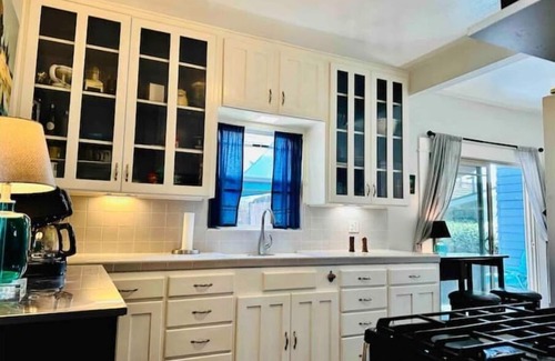 Alamitos Beach Casa | Tiffanys by the Sea🏊🏼🏄🏼‍♀️ Cal Bungalow with swim spa and minutes walk to beach.