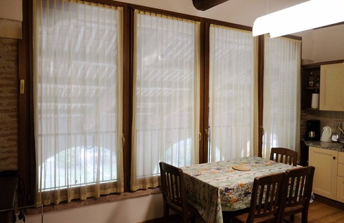 Longare Apartamento | Apartamento Tigli con dos dormitorios y un baño en el segundo piso con ventana de vidrio de 4 metros (apartamento 6)