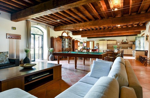 Longare Apartamento | Tigli apartment with two bedrooms and one bathroom on the second floor with 4 metre glass window (apartment 6)