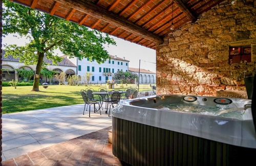 Longare Apartamento | Tigli apartment with two bedrooms and one bathroom on the second floor with 4 metre glass window (apartment 6)