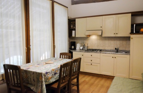 Longare Apartamento | Tigli apartment with two bedrooms and one bathroom on the second floor with 4 metre glass window (apartment 6)