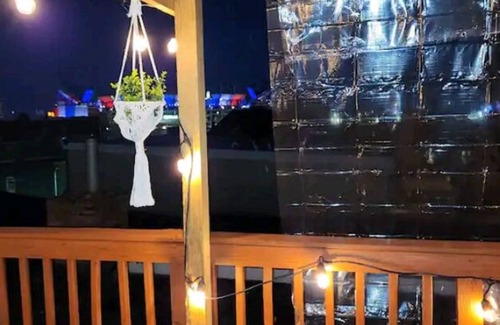 Downtown Baltimore Casa | Tiki bar jacuzzy and rooftop close to M&T stadium