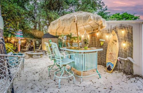 Navarre Casa | Tiki Bliss Pool & Resort Vibe