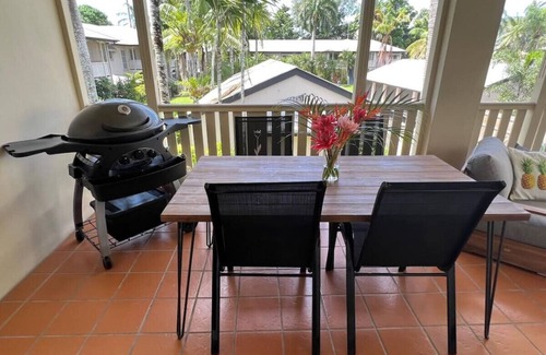 Bungalow Condominio | Tiki Dreams: Charming Cairns Retreat with Pool, Balcony & Easy Access to the City Center