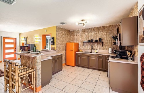 Flamingo Parks Casa | Tiki House Retreat