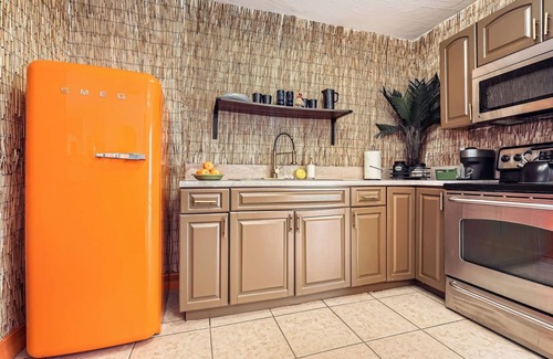 Flamingo Parks Casa | Tiki House Retreat