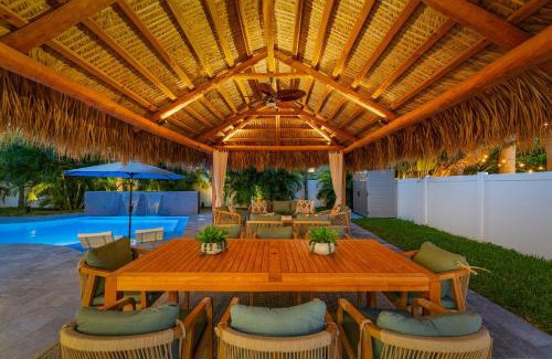 North Corals Casa | Tiki Hut Paradise Mins to Beach w Fire Pit