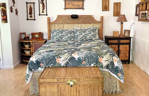 Grass Valley Cabaña | Tiki in the Pines studio walk to downtown private bath