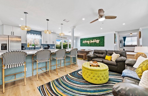 Dania Beach Casa | ⛳️ TIKI PARADISE! Pool, putting green, arcade, kids’ playset!