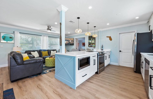 Dania Beach Casa | ⛳️ TIKI PARADISE! Pool, putting green, arcade, kids’ playset!