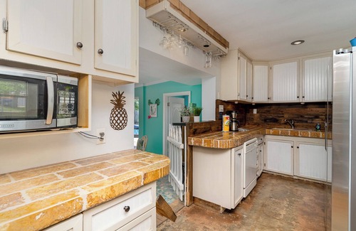 Southeast Pensacola Casa | Tiki Time Pool Home in Pensacola