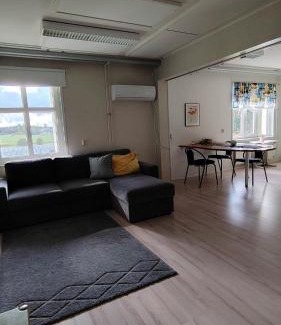 Kankaanpaa Apartamento | Tilava asunto vanhalla koululla
