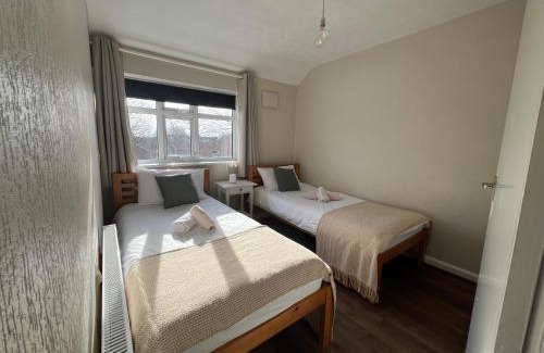 Stonnall Apartamento | Tile Cross Entire Apartment - Near Airport, NEC & More