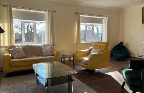 Stonnall Apartamento | Tile Cross Entire Apartment - Near Airport, NEC & More