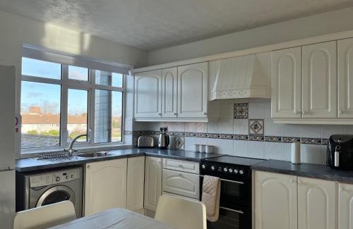 Stonnall Apartamento | Tile Cross Entire Apartment - Near Airport, NEC & More