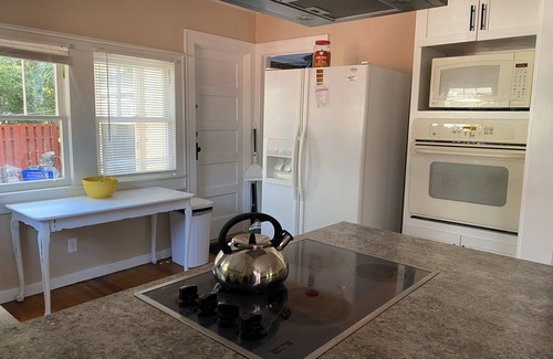 Brunswick Cabaña | Tillman Cottage, Charming 3-bedroom cottage in Brunswick, accepting pets