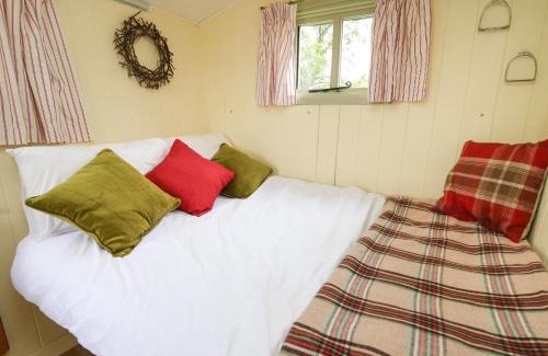 Llanfihangel Tal-y-llyn Casa | Tilly Gypsy-style Caravan Hut