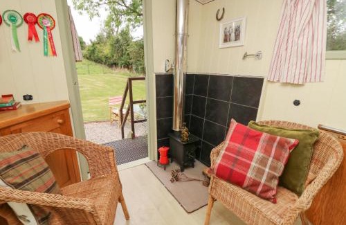 Llanfihangel Tal-y-llyn Casa | Tilly Gypsy-style Caravan Hut