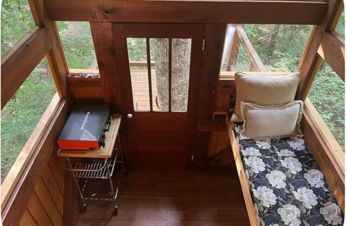 Juliette Cabina | Timber-frame treehouse along the Ocmulgee River; short drive from I-75