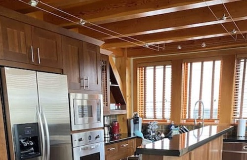 Golden Chalet De Esquí | Timber frame, vaulted ceiling chalet with views!
