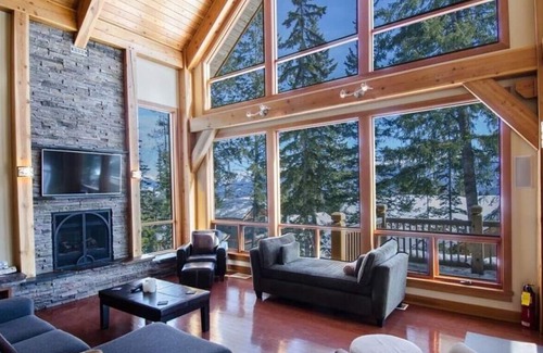 Golden Chalet De Esquí | Timber frame, vaulted ceiling chalet with views!