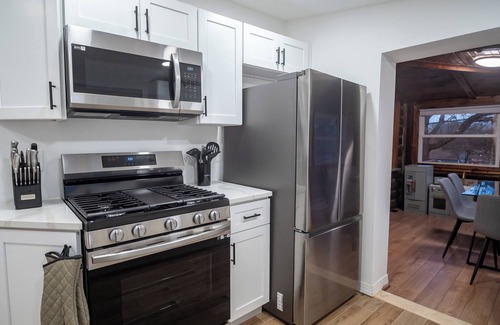 West Milford Cabina | Timber Lodge: Hot Tub, Fireplace & Fun for All !