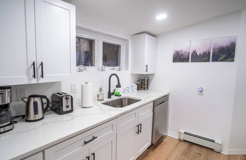 West Milford Cabina | Timber Lodge: Hot Tub, Fireplace & Fun for All !