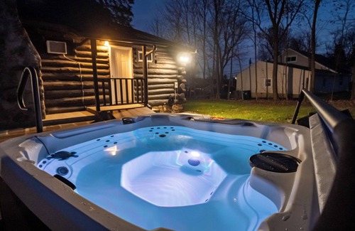 West Milford Cabina | Timber Lodge: Hot Tub, Fireplace & Fun for All !