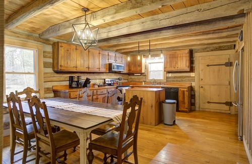 Bluff City Cabina | "Timber Lodge", Rustic 4BR Log Cabin + Guesthouse