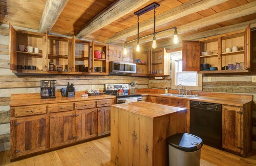 Bluff City Cabina | "Timber Lodge", Rustic 4BR Log Cabin + Guesthouse