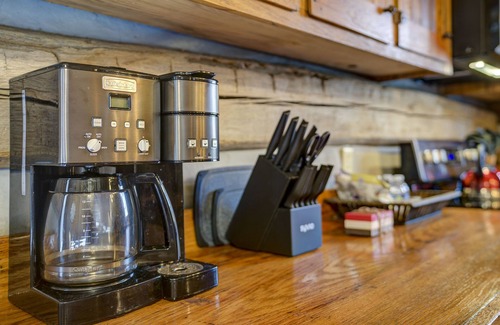 Bluff City Cabina | "Timber Lodge", Rustic 4BR Log Cabin + Guesthouse